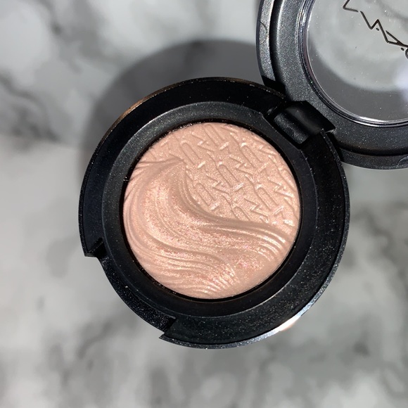 A Natural Flirt Extra Dimension Eyeshadow Collection MAC - Picture 3 of 12